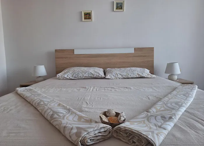 Апартамент Santosha On The